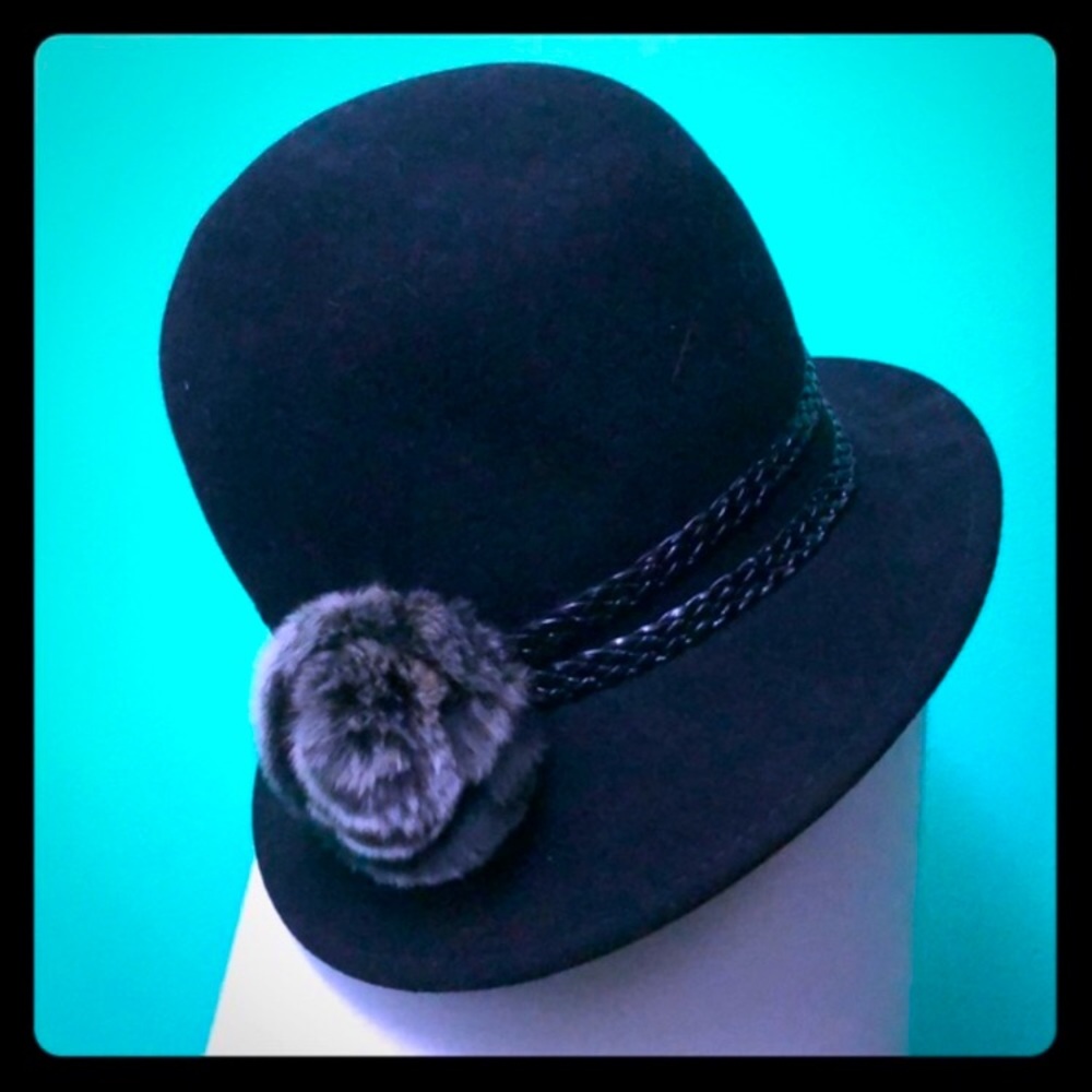NEW De Lux $120 Wool hat with fur accent - Medium